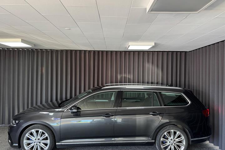 Grå VW Passat fra 2022