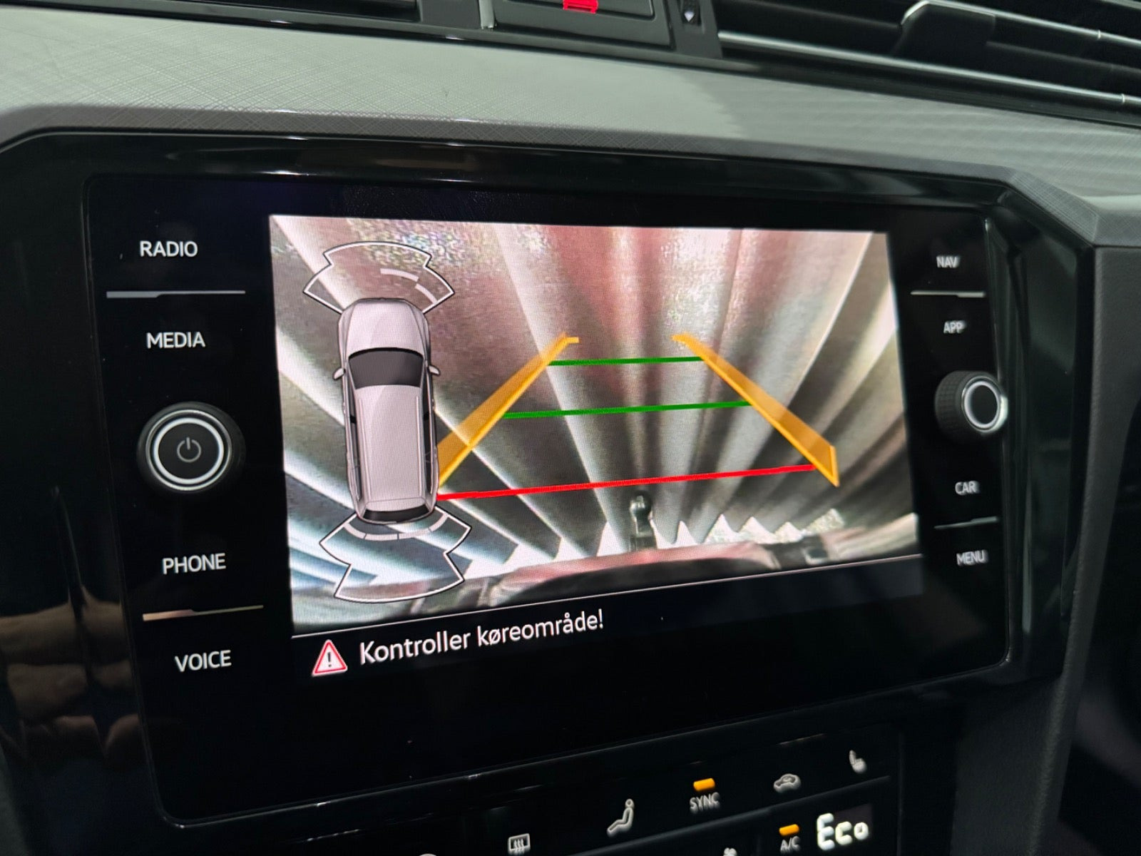 Grå VW Passat fra 2022