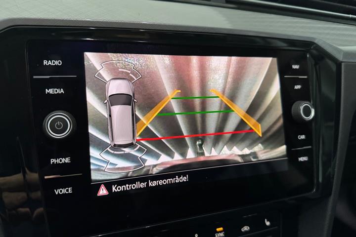 Grå VW Passat fra 2022