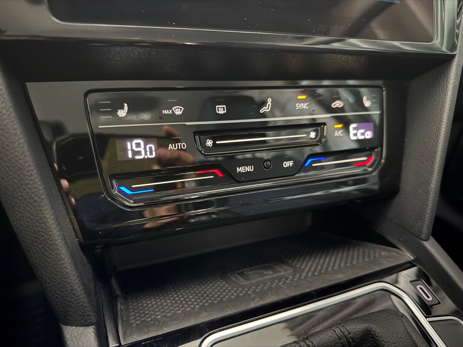 Grå VW Passat fra 2022