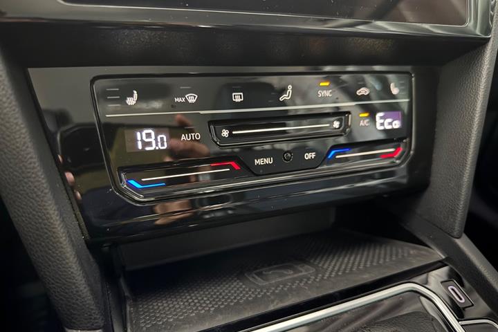 Grå VW Passat fra 2022
