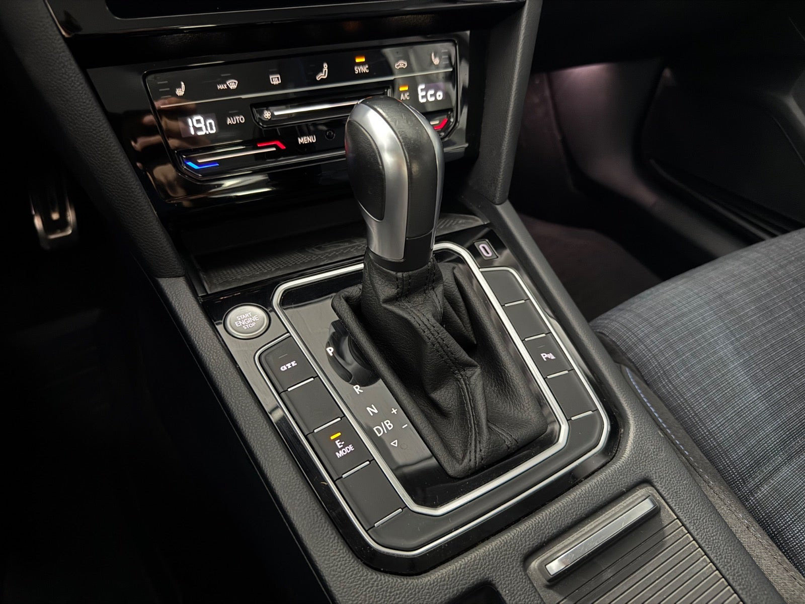 Grå VW Passat fra 2022