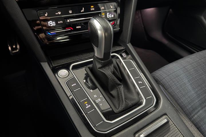 Grå VW Passat fra 2022