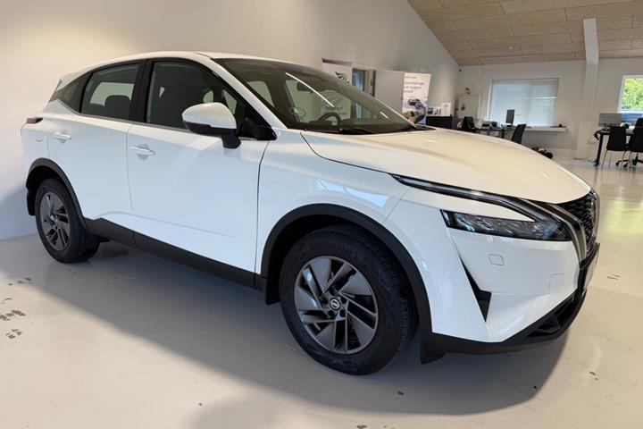 Hvid Nissan Qashqai fra 2021 set udefra