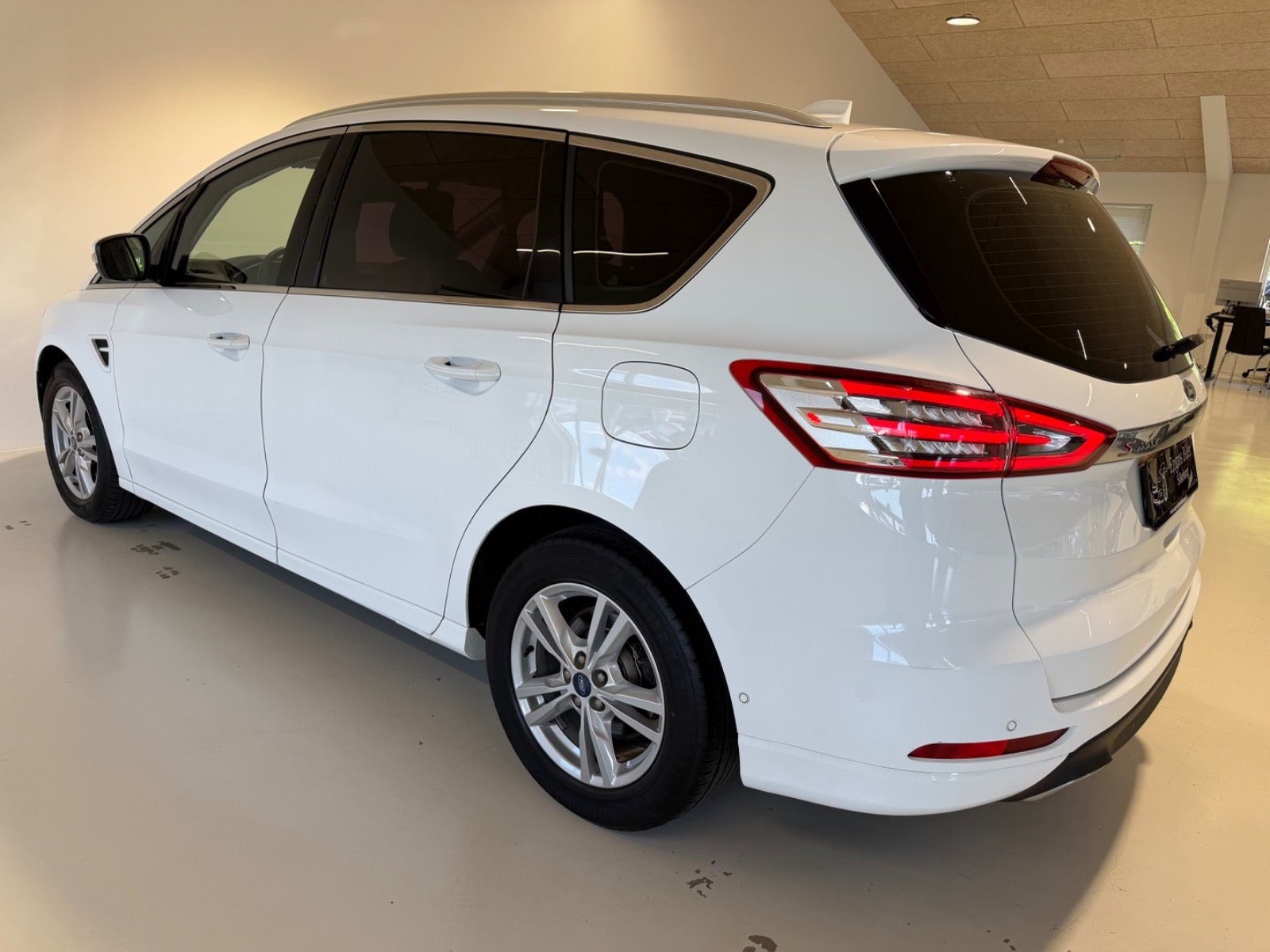 Hvid Ford S-MAX fra 2021