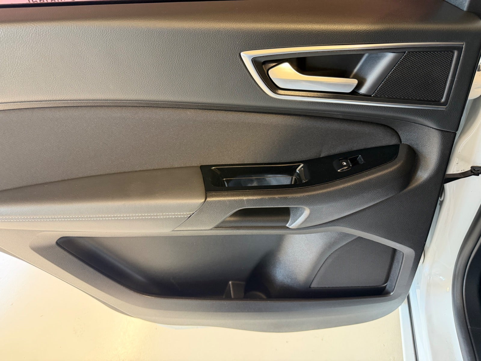 Hvid Ford S-MAX fra 2021