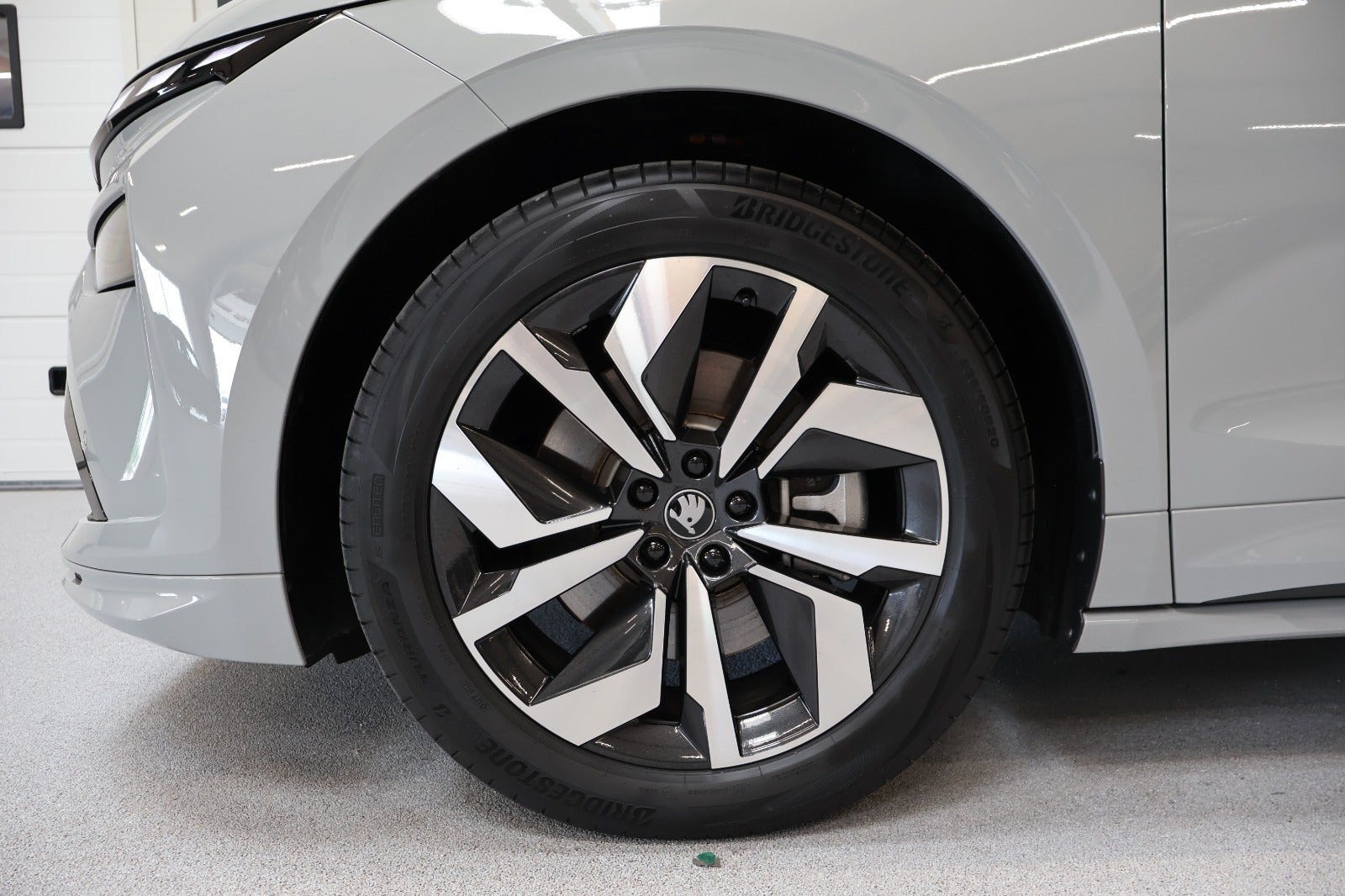 Grå Skoda Enyaq fra 2026