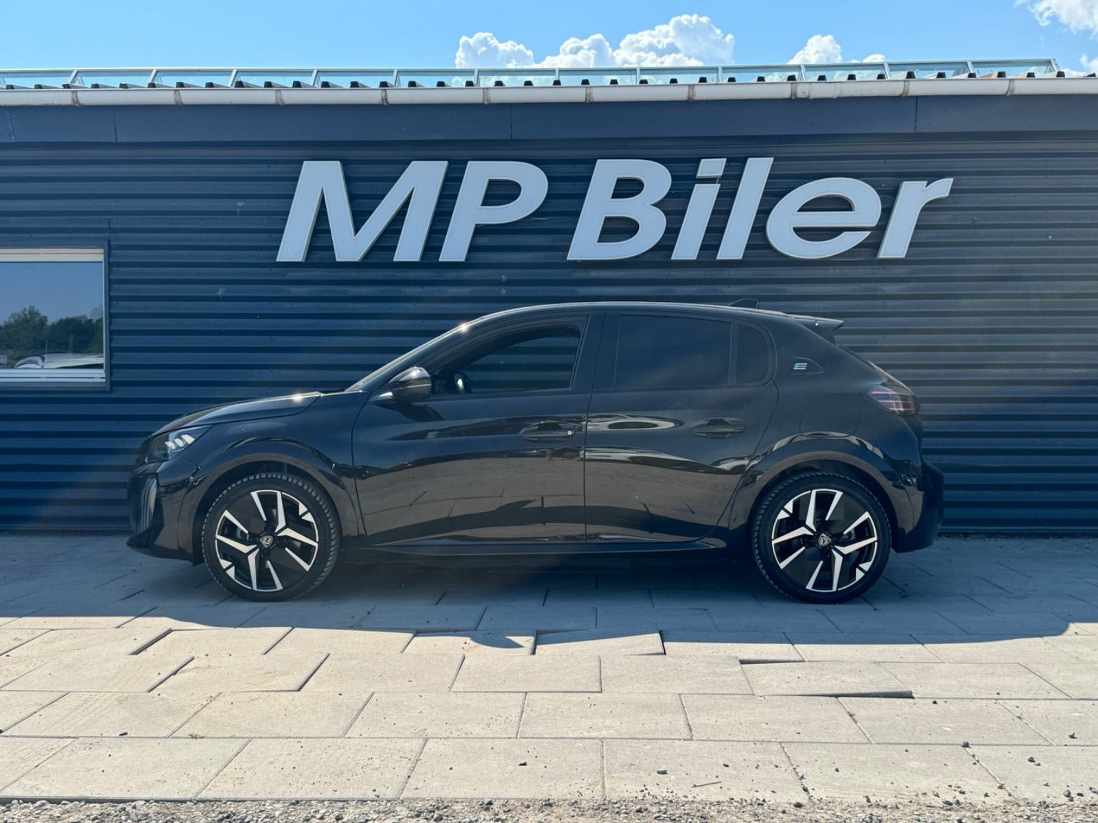 Sort Peugeot e-208 fra 2024