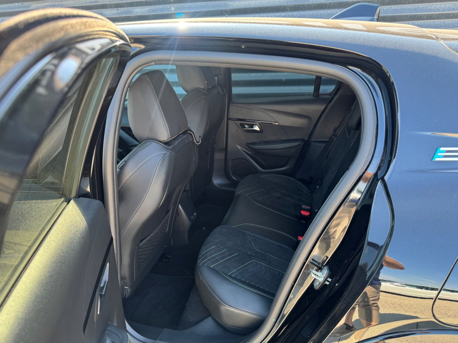 Sort Peugeot e-208 fra 2024