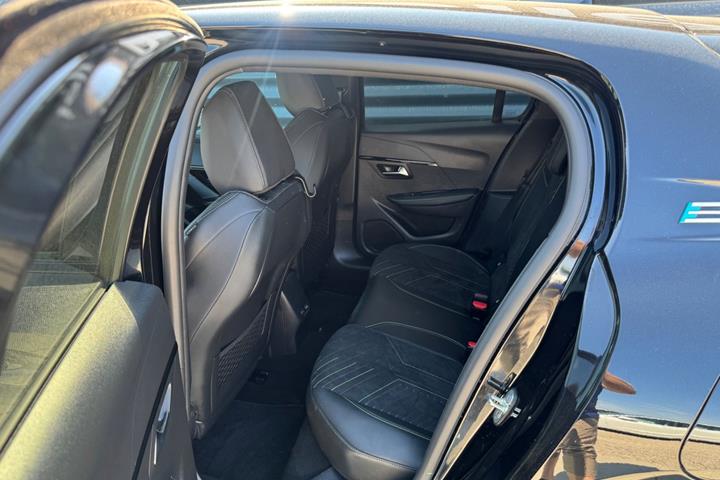 Sort Peugeot e-208 fra 2024