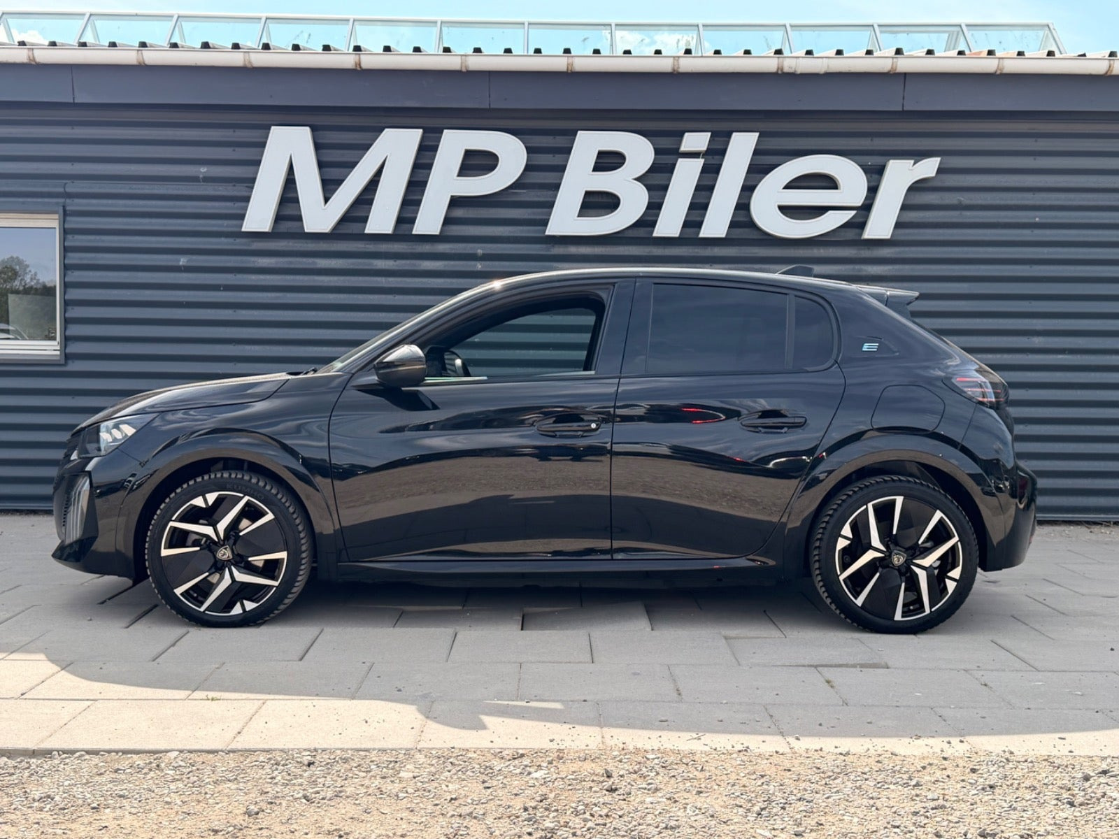 Sort Peugeot e-208 fra 2024