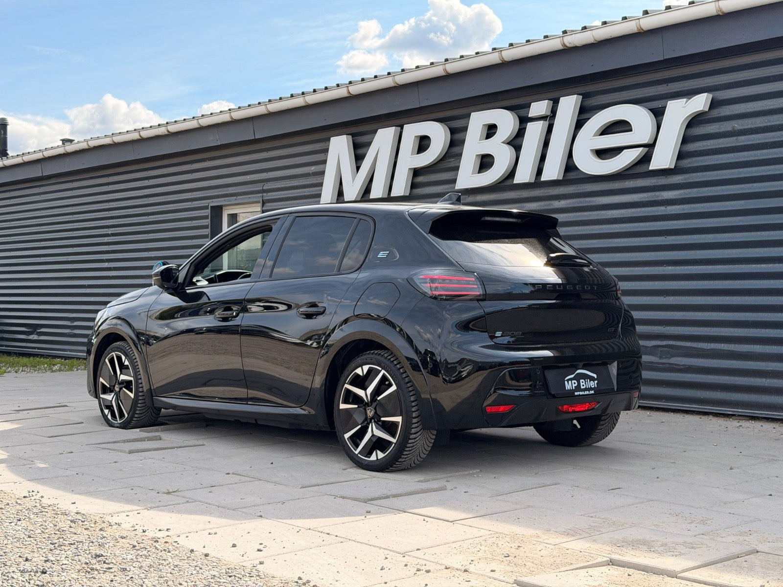 Sort Peugeot e-208 fra 2024