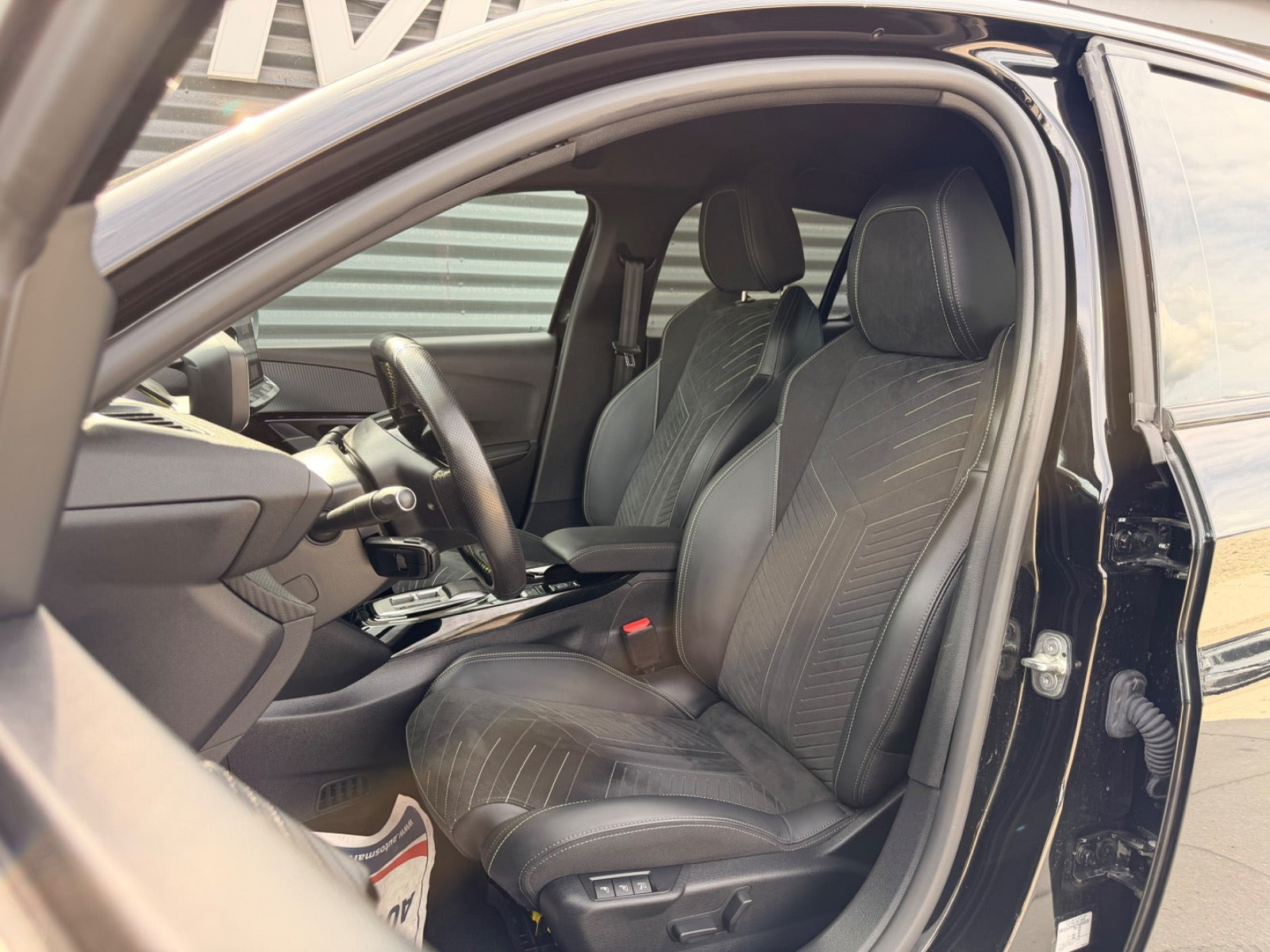 Sort Peugeot e-208 fra 2024