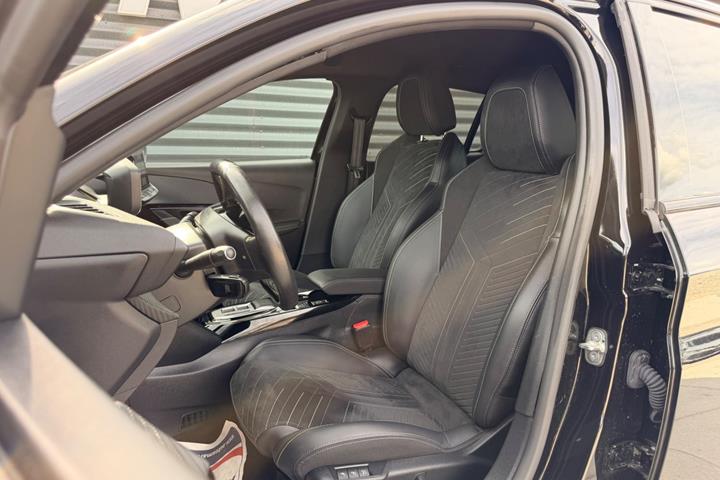 Sort Peugeot e-208 fra 2024