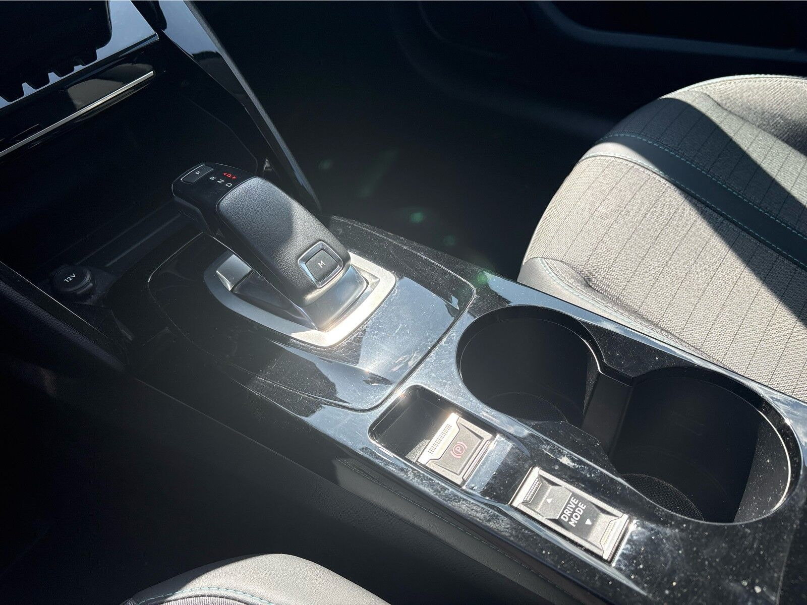 Gul Peugeot 208 fra 2021