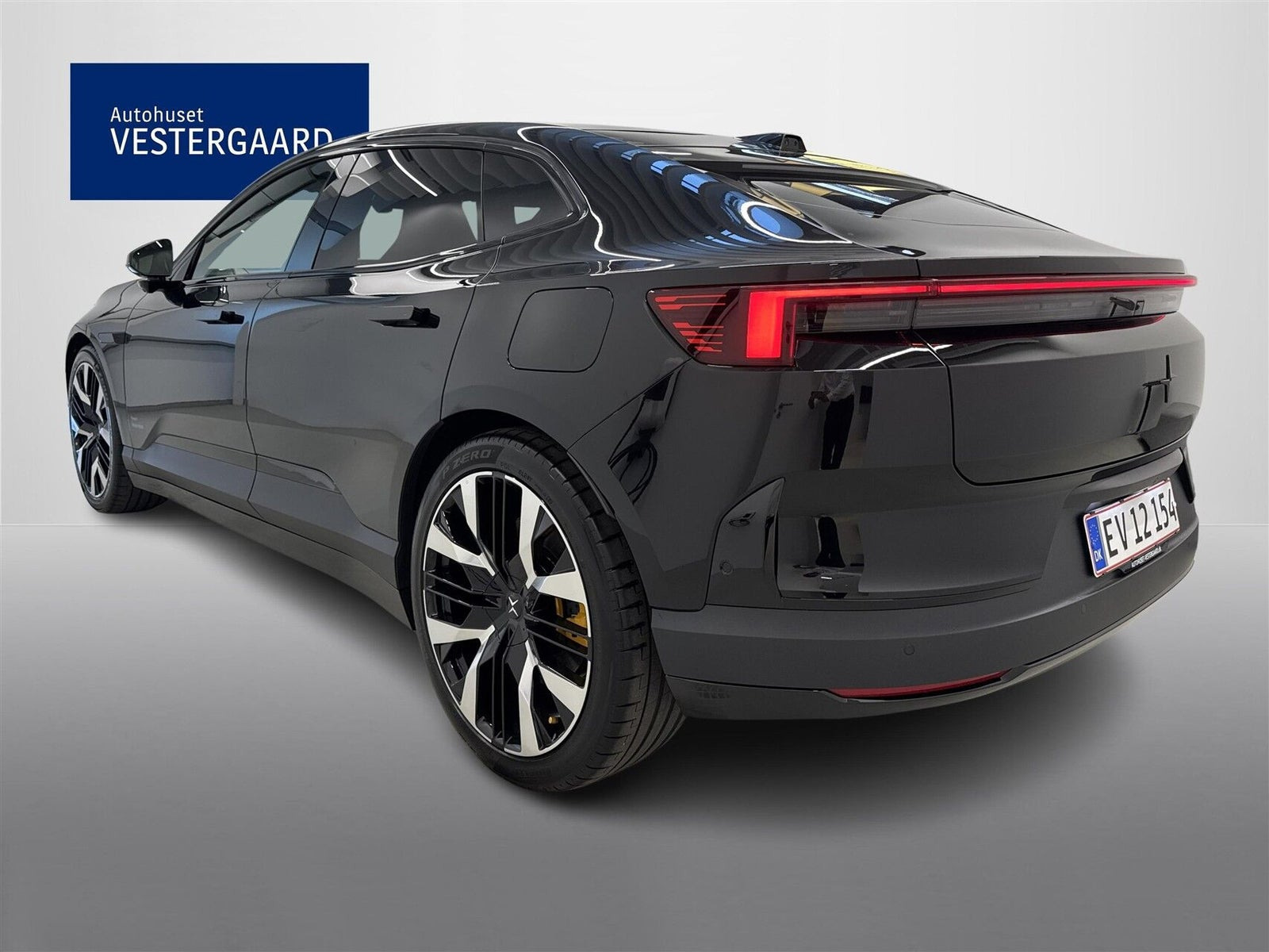 Sort Polestar 4 fra 2026