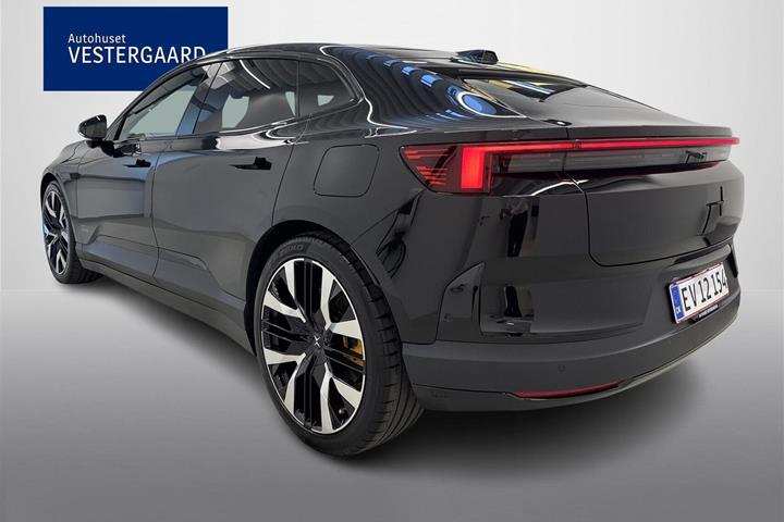 Sort Polestar 4 fra 2026