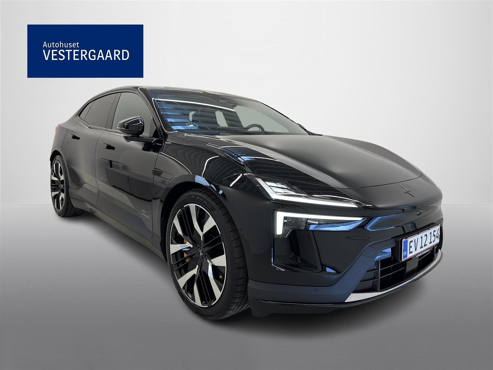 Sort Polestar 4 fra 2026