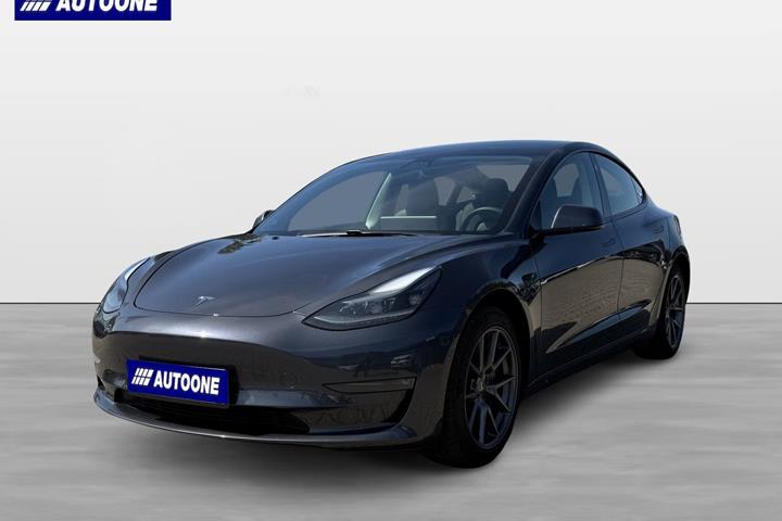 Grå Tesla Model 3 fra 2021 set udefra