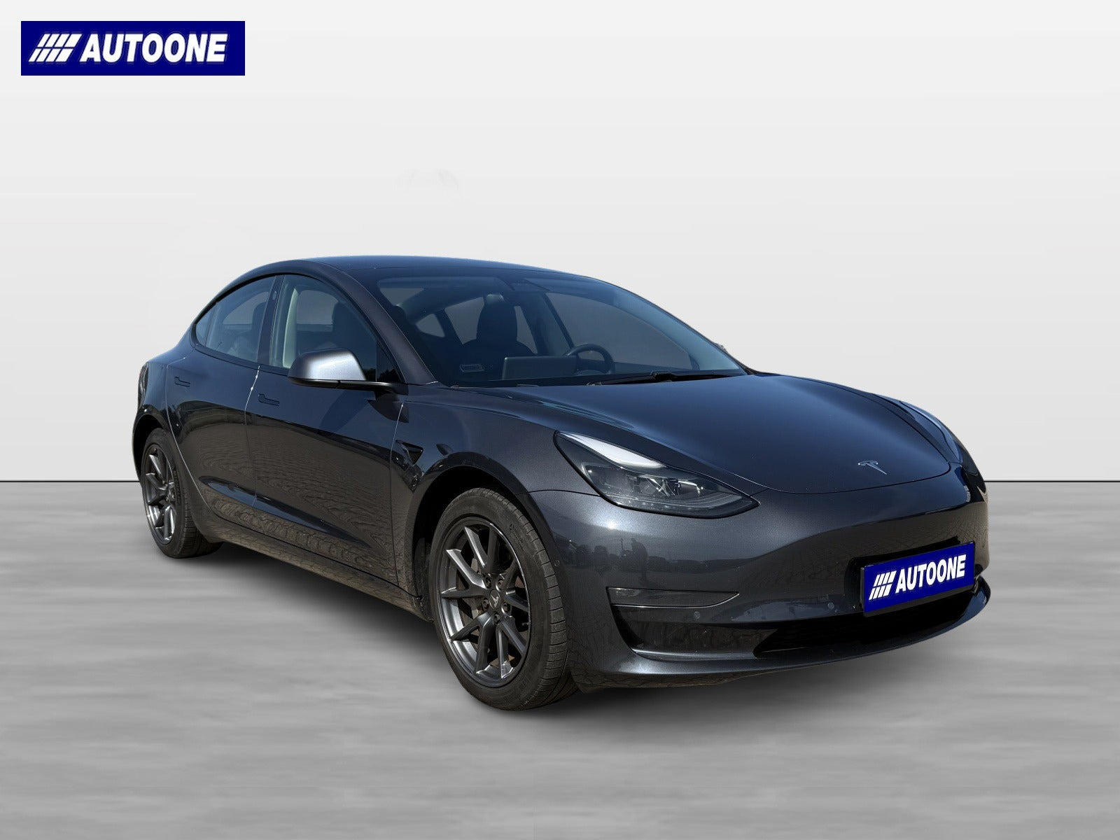 Grå Tesla Model 3 fra 2021