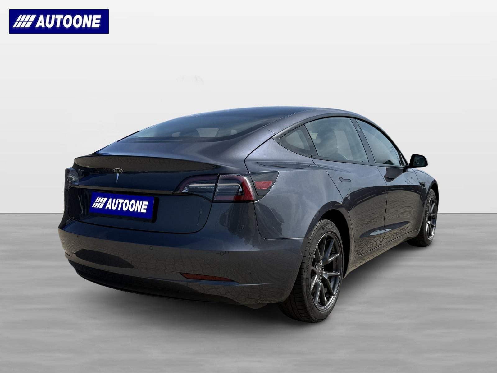 Grå Tesla Model 3 fra 2021