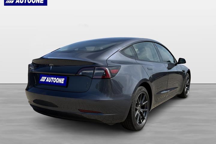 Grå Tesla Model 3 fra 2021
