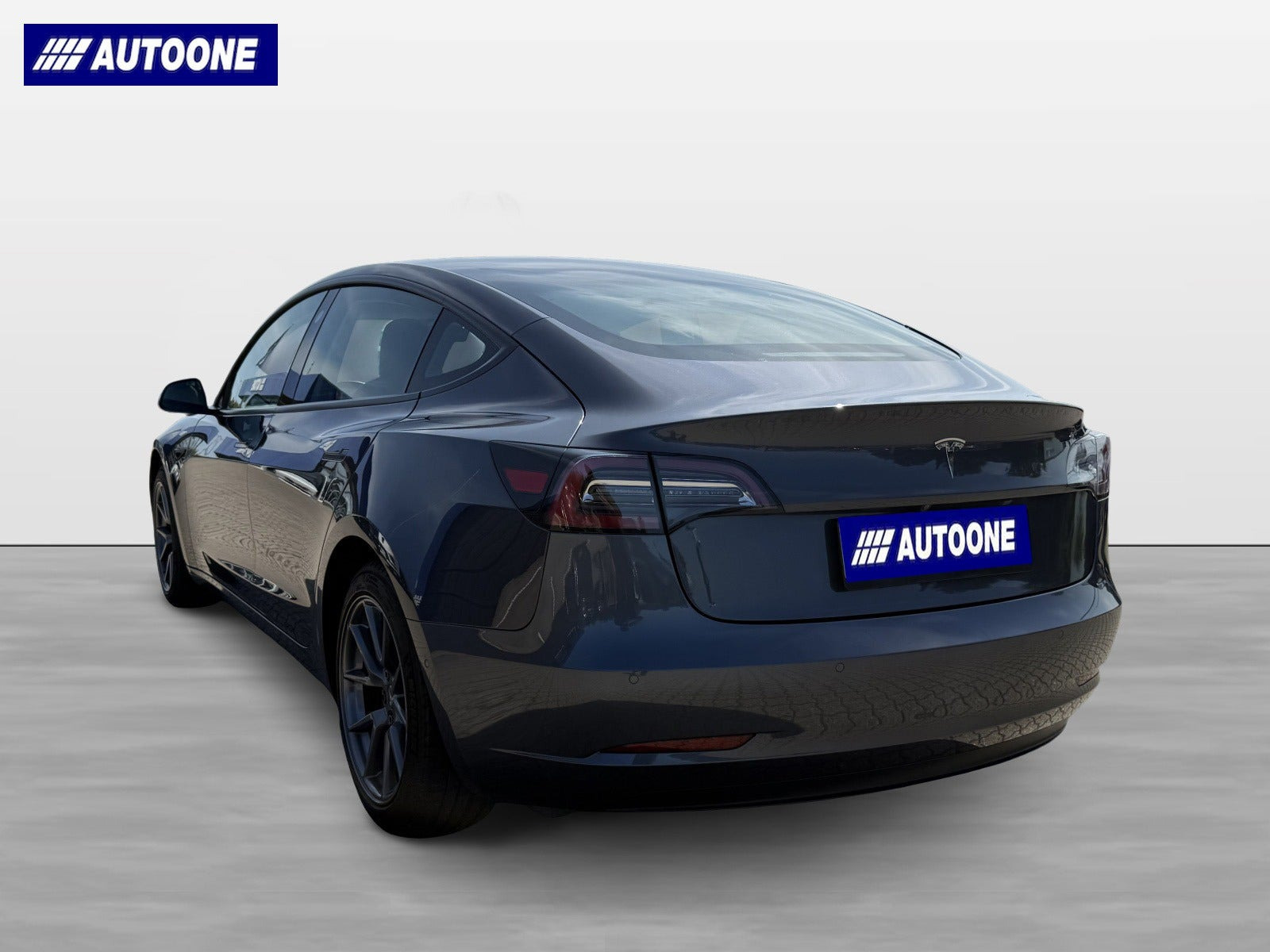 Grå Tesla Model 3 fra 2021