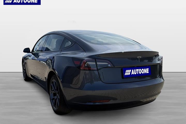 Grå Tesla Model 3 fra 2021