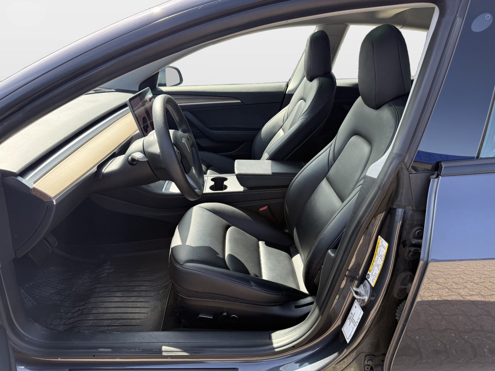 Grå Tesla Model 3 fra 2021