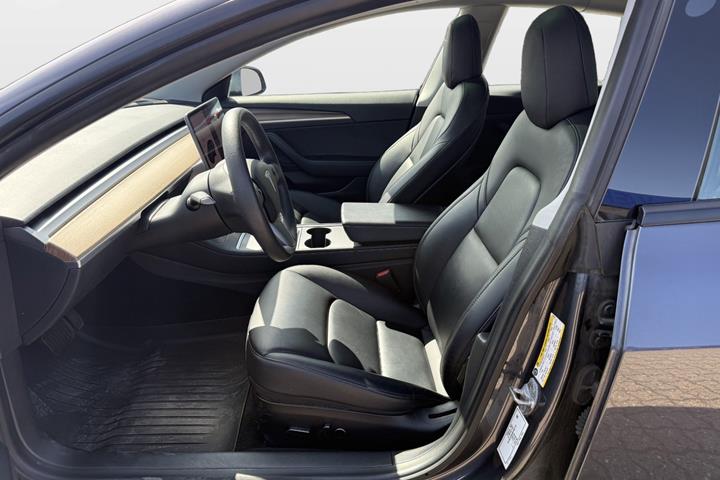 Grå Tesla Model 3 fra 2021