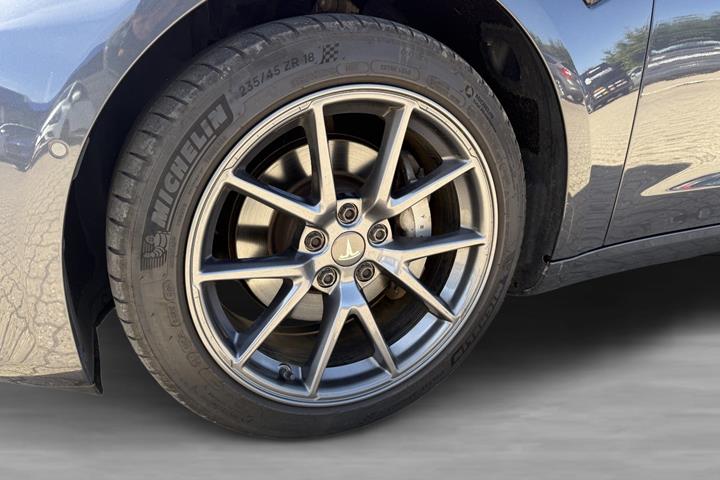 Grå Tesla Model 3 fra 2021
