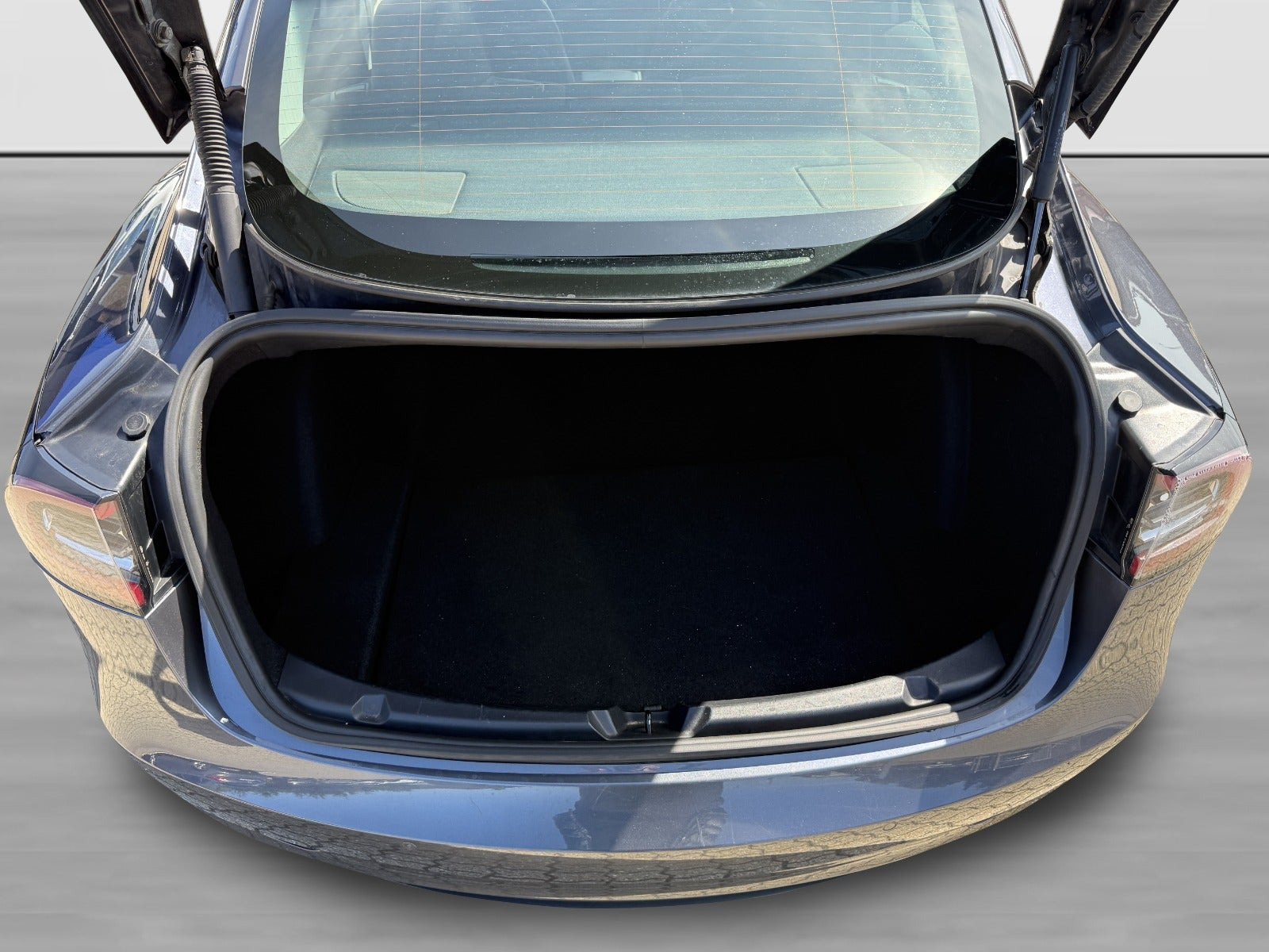 Grå Tesla Model 3 fra 2021
