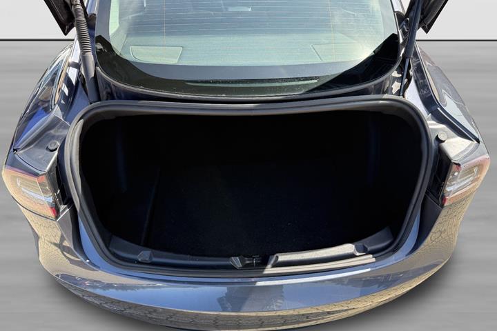 Grå Tesla Model 3 fra 2021