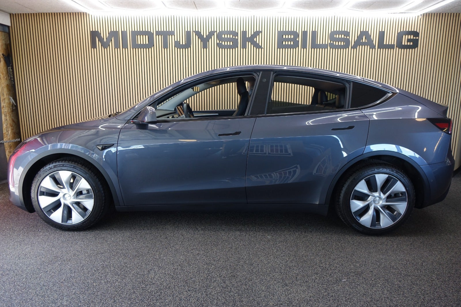 Grå Tesla Model Y fra 2022