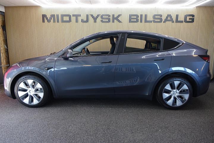 Grå Tesla Model Y fra 2022
