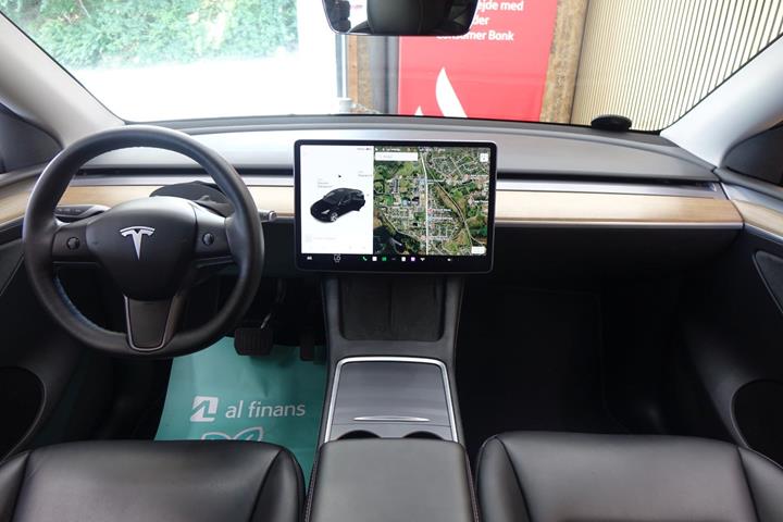 Grå Tesla Model Y fra 2022
