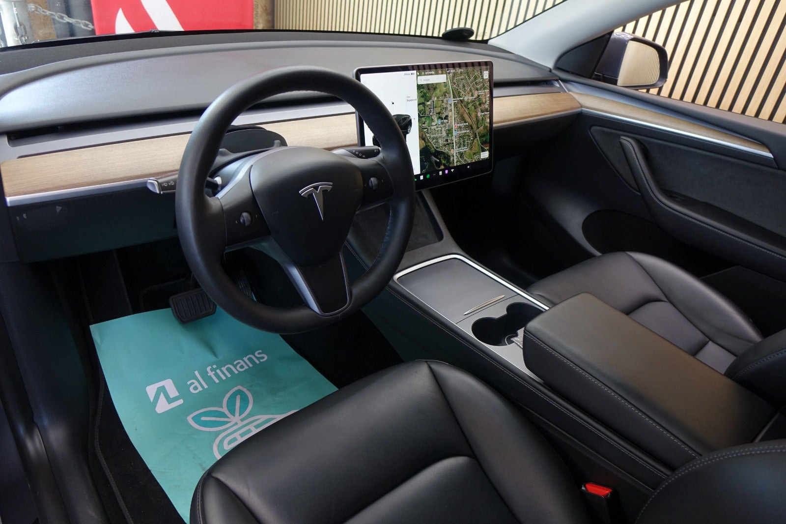 Grå Tesla Model Y fra 2022