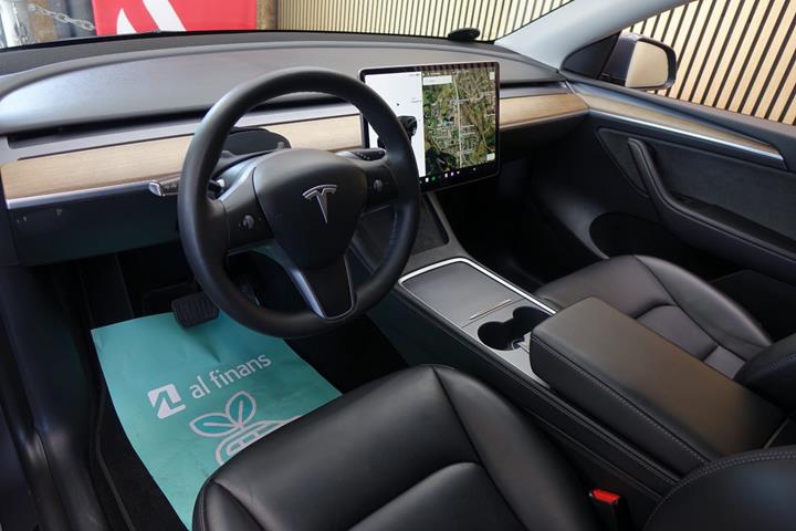 Grå Tesla Model Y fra 2022