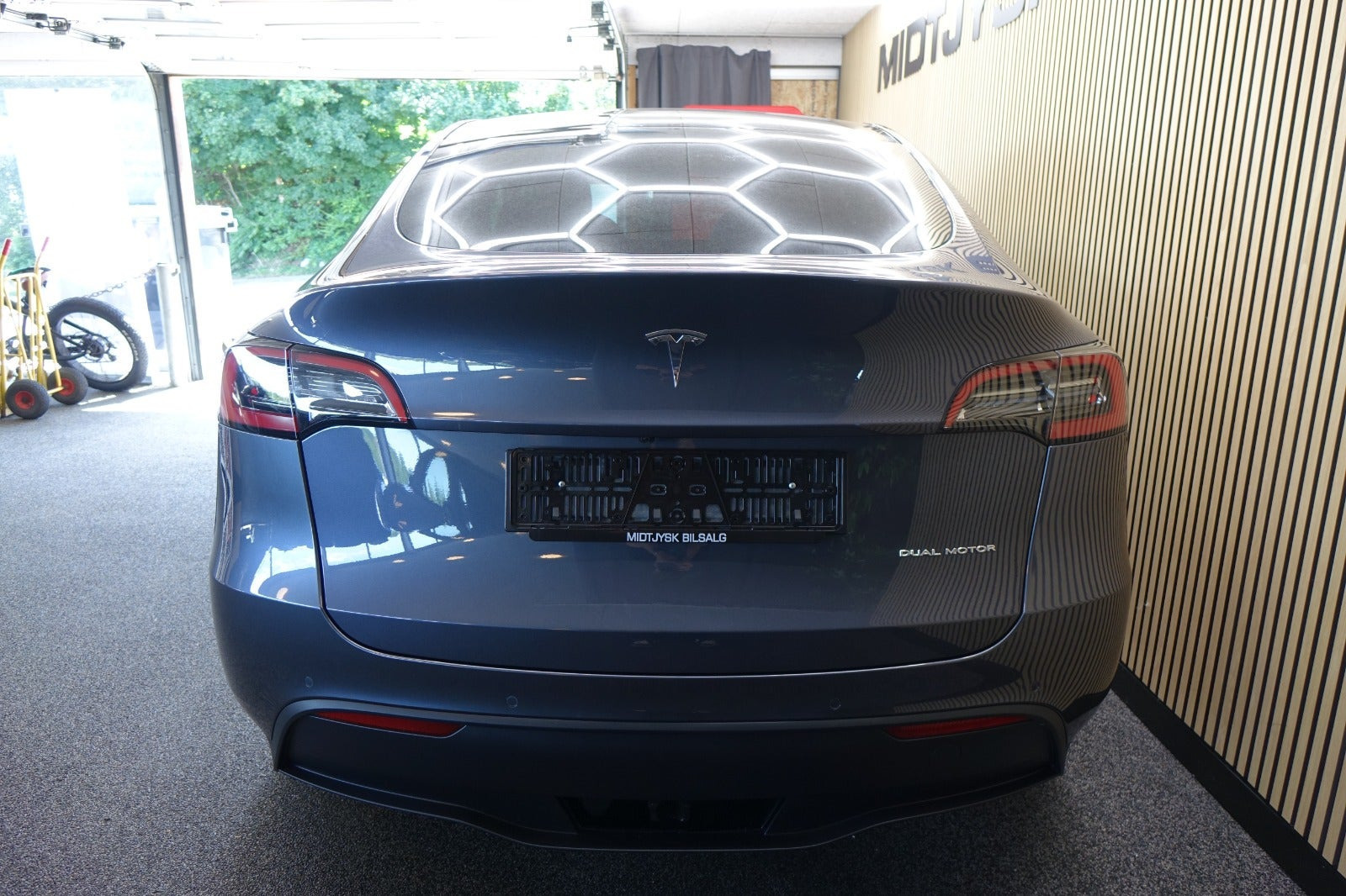 Grå Tesla Model Y fra 2022