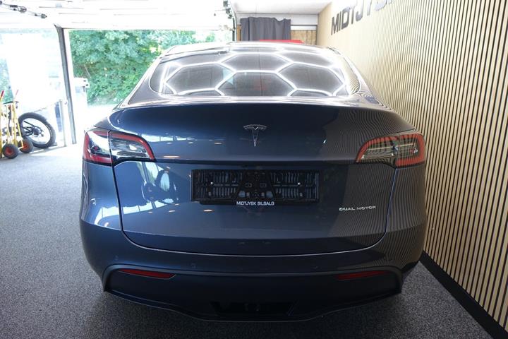 Grå Tesla Model Y fra 2022