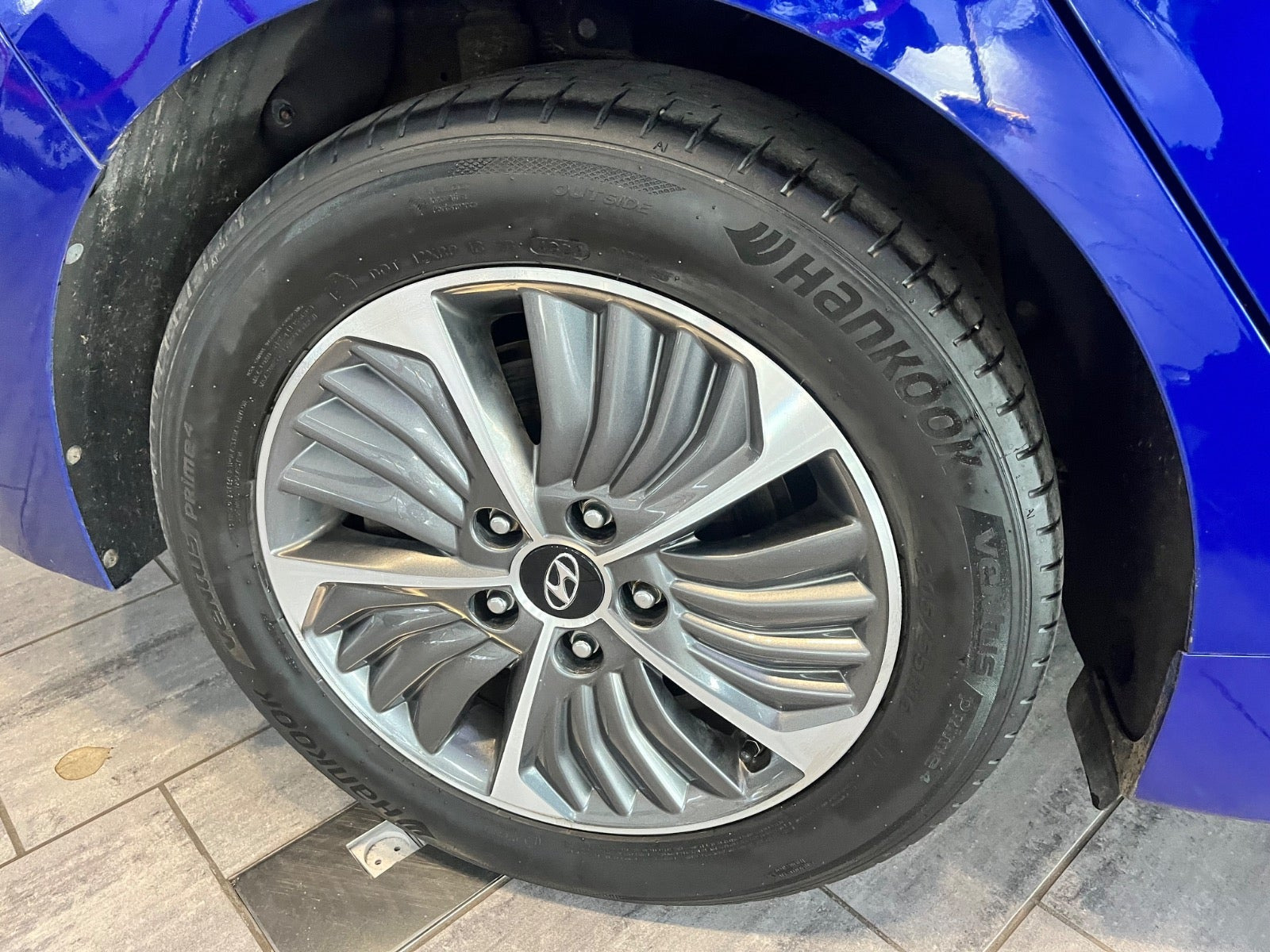 Blå Hyundai Ioniq fra 2020