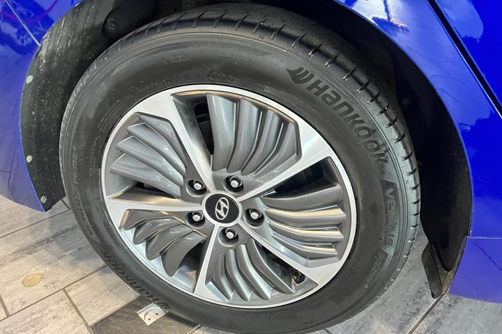 Blå Hyundai Ioniq fra 2020