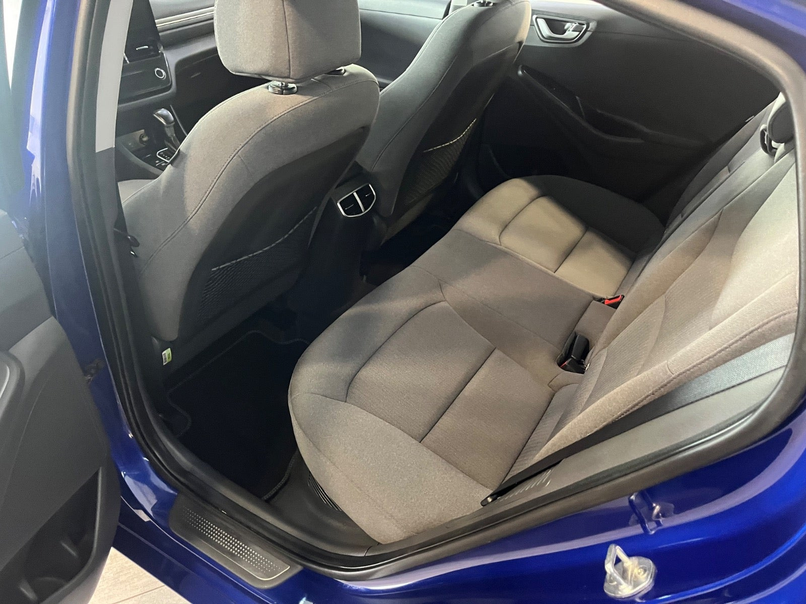 Blå Hyundai Ioniq fra 2020