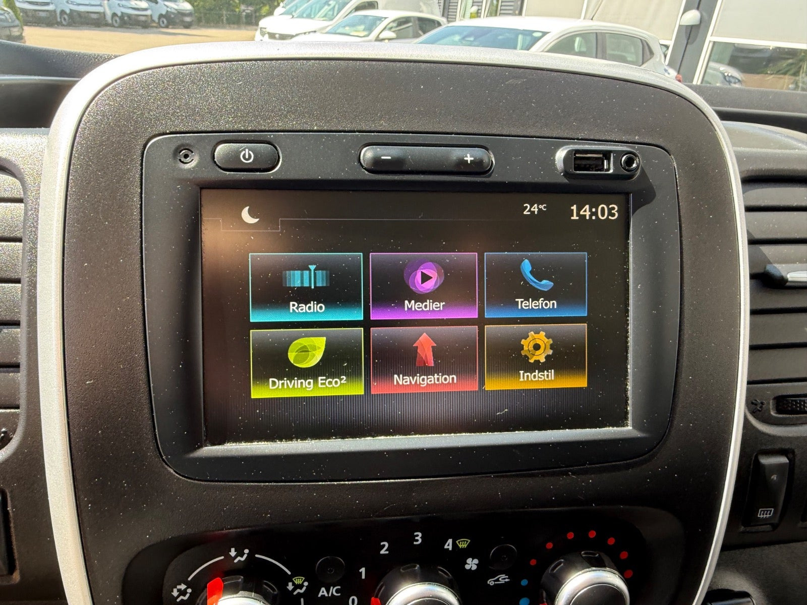 Hvid Renault Trafic T29 fra 2021