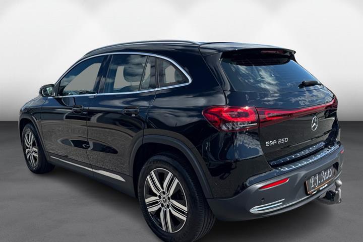 Sort Mercedes EQA250 fra 2023
