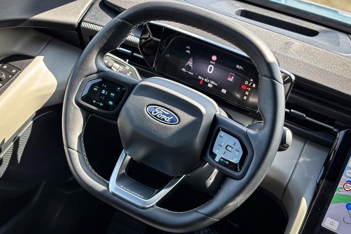 Blå Ford Explorer fra 2024
