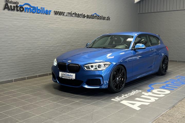 Blå BMW M135i fra 2015