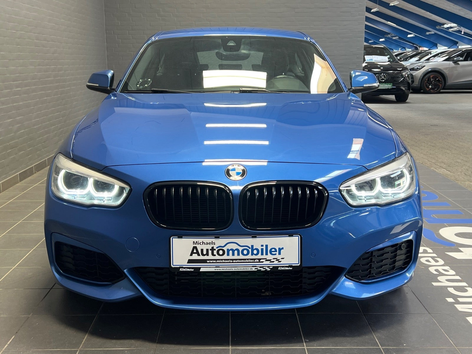 Blå BMW M135i fra 2015
