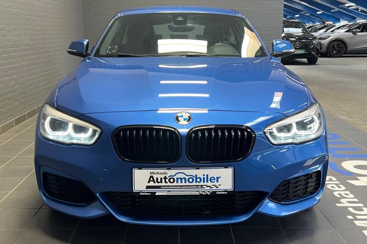 Blå BMW M135i fra 2015