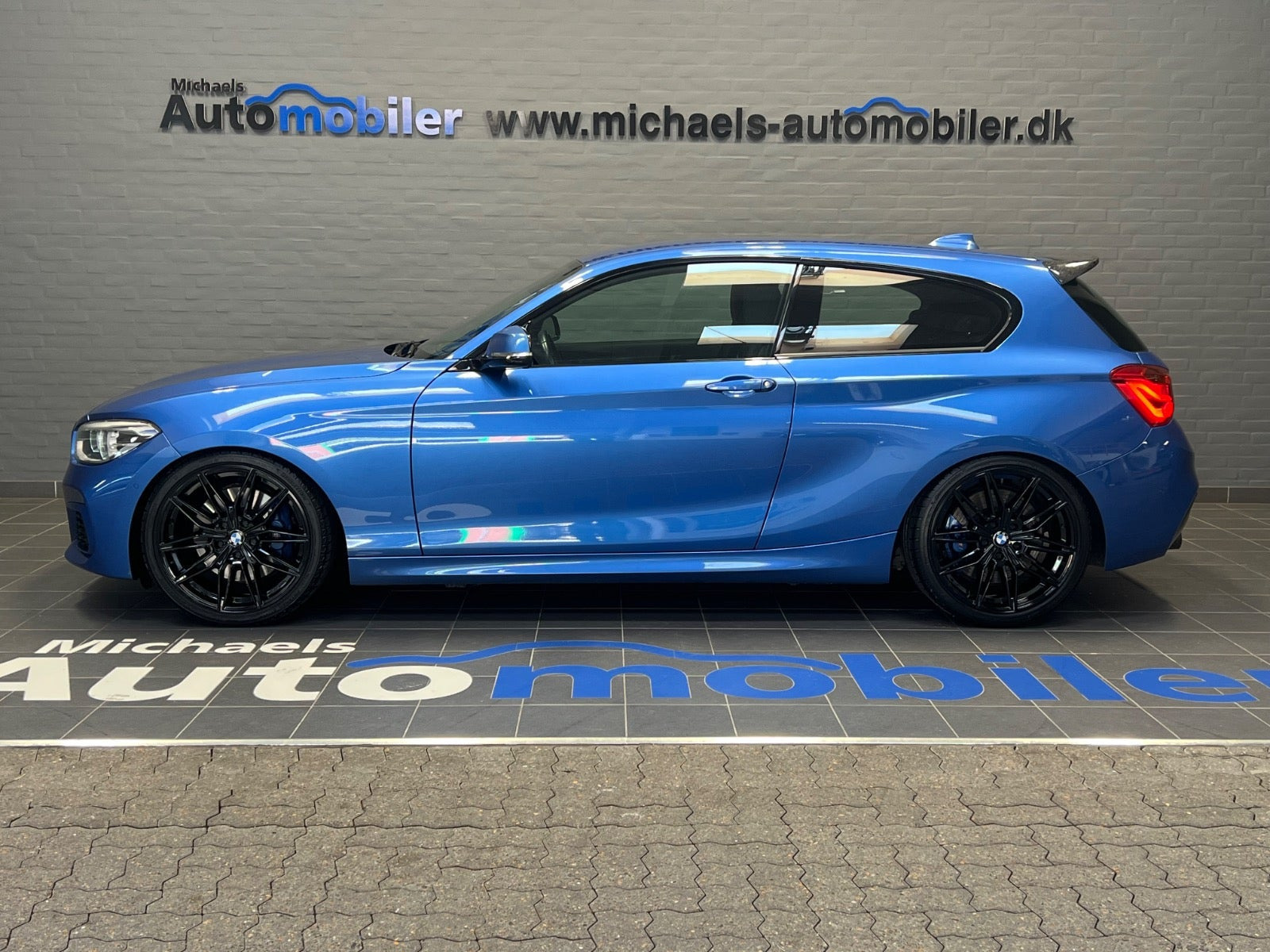 Blå BMW M135i fra 2015